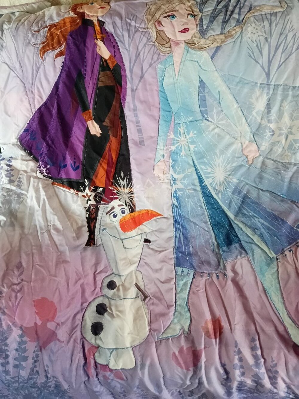 Gently used 4 piece Frozen crib set